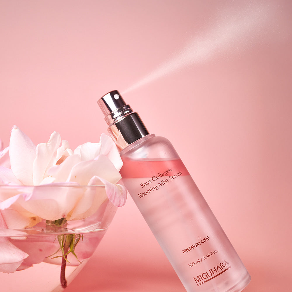 MIGUHARA  Rose Collagen Blooming Mist Serum 100ml : brume rosée près de fleurs de pivoine sur fond rose