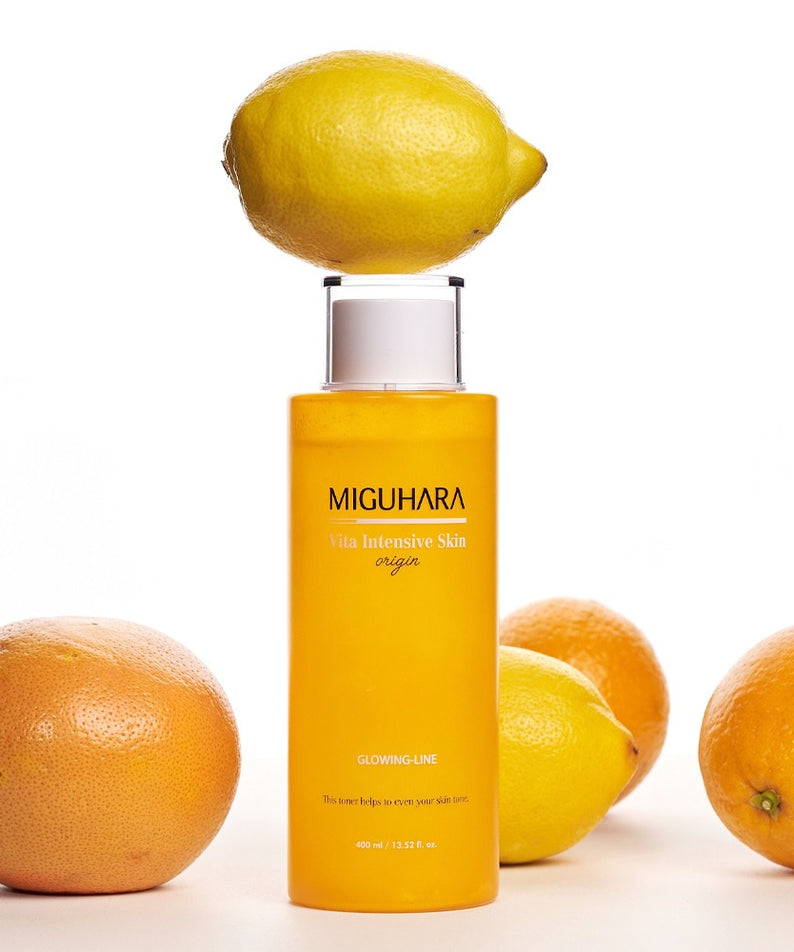 MIGUHARA Vita Intensive Skin Origin 400ml, flacon sur fond blanc avec citrons et oranges, mise en scène produit.