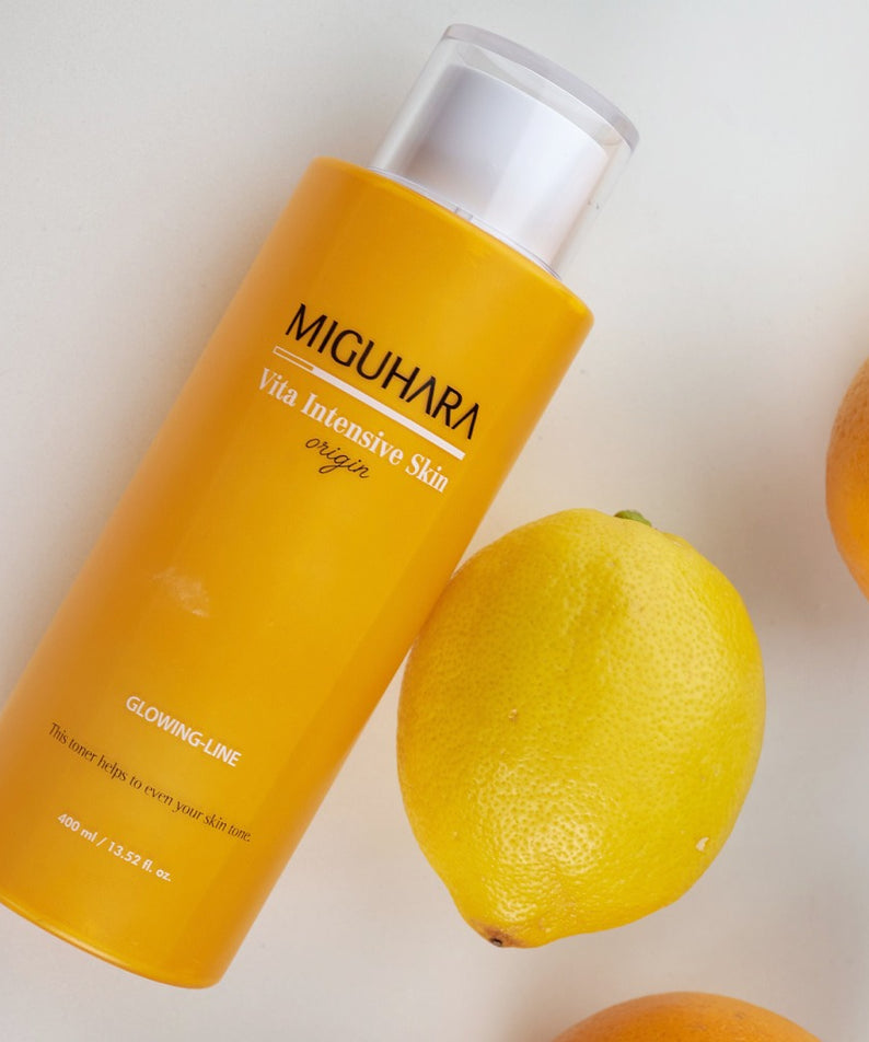 Flacon de MIGUHARA Vita Intensive Skin Origin 400ml avec citrons frais, soin de la peau lumineux.