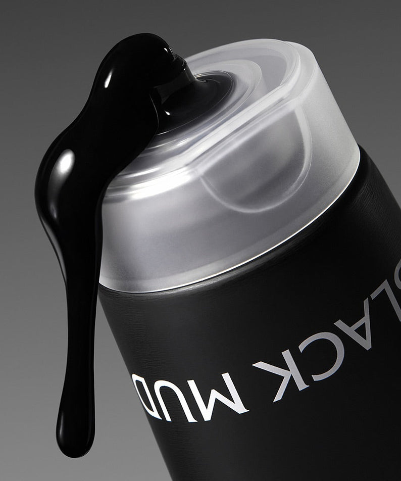 MILK TOUCH Black Mud Pore Waxing Mask 100ml, masque à la boue noire, flacon noir sur fond studio gris.