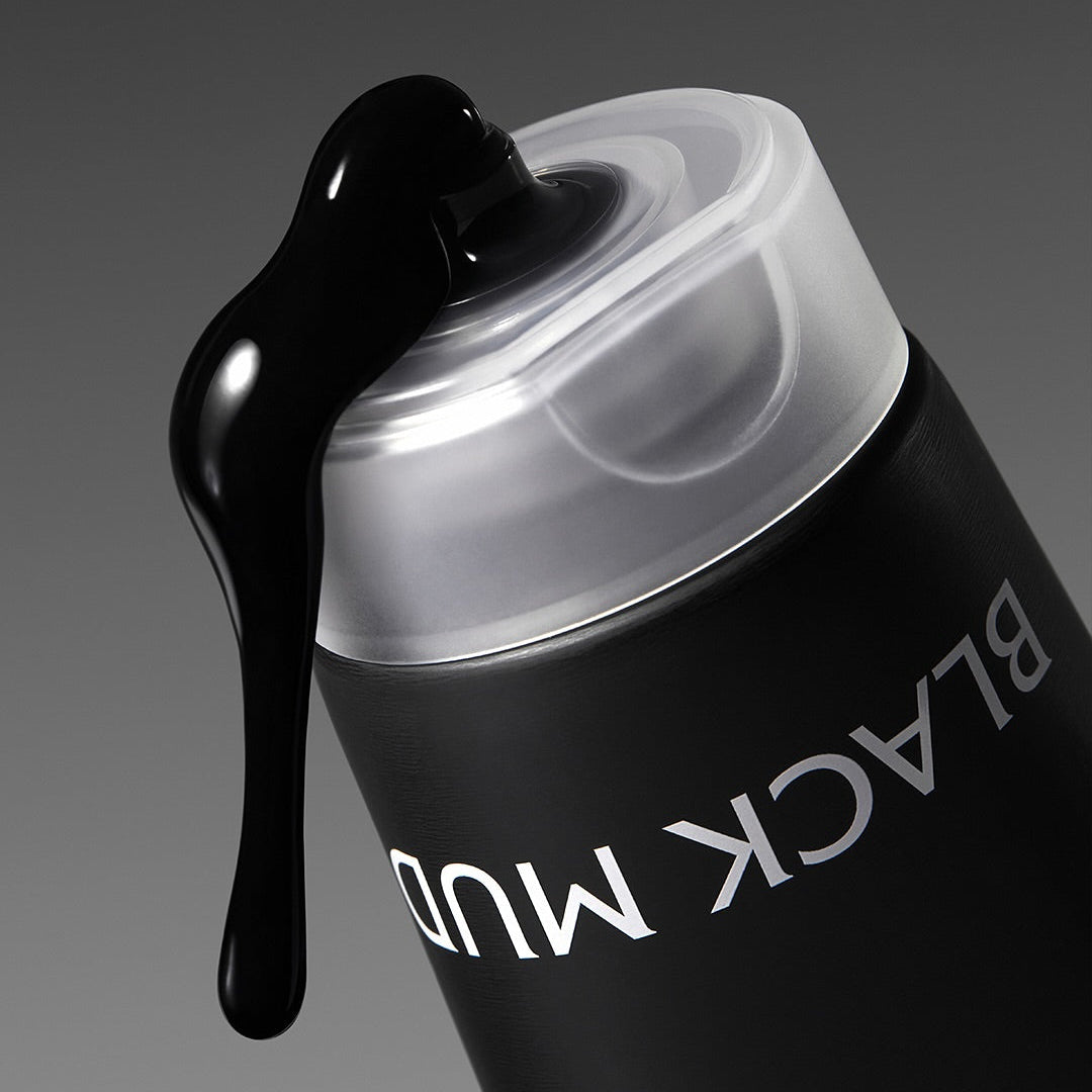 MILK TOUCH Black Mud Pore Waxing Mask 100ml, masque à la boue noire, flacon noir sur fond studio gris.