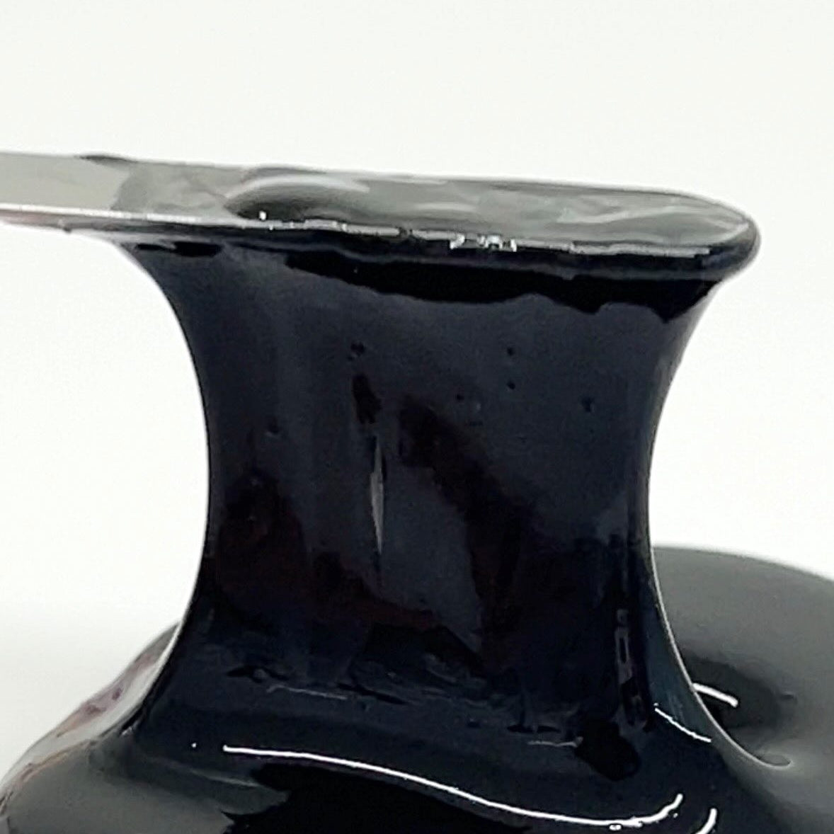 MILK TOUCH Black Mud Pore Waxing Mask 100ml, masque à la boue noire en pot, photo produit sur fond clair.
