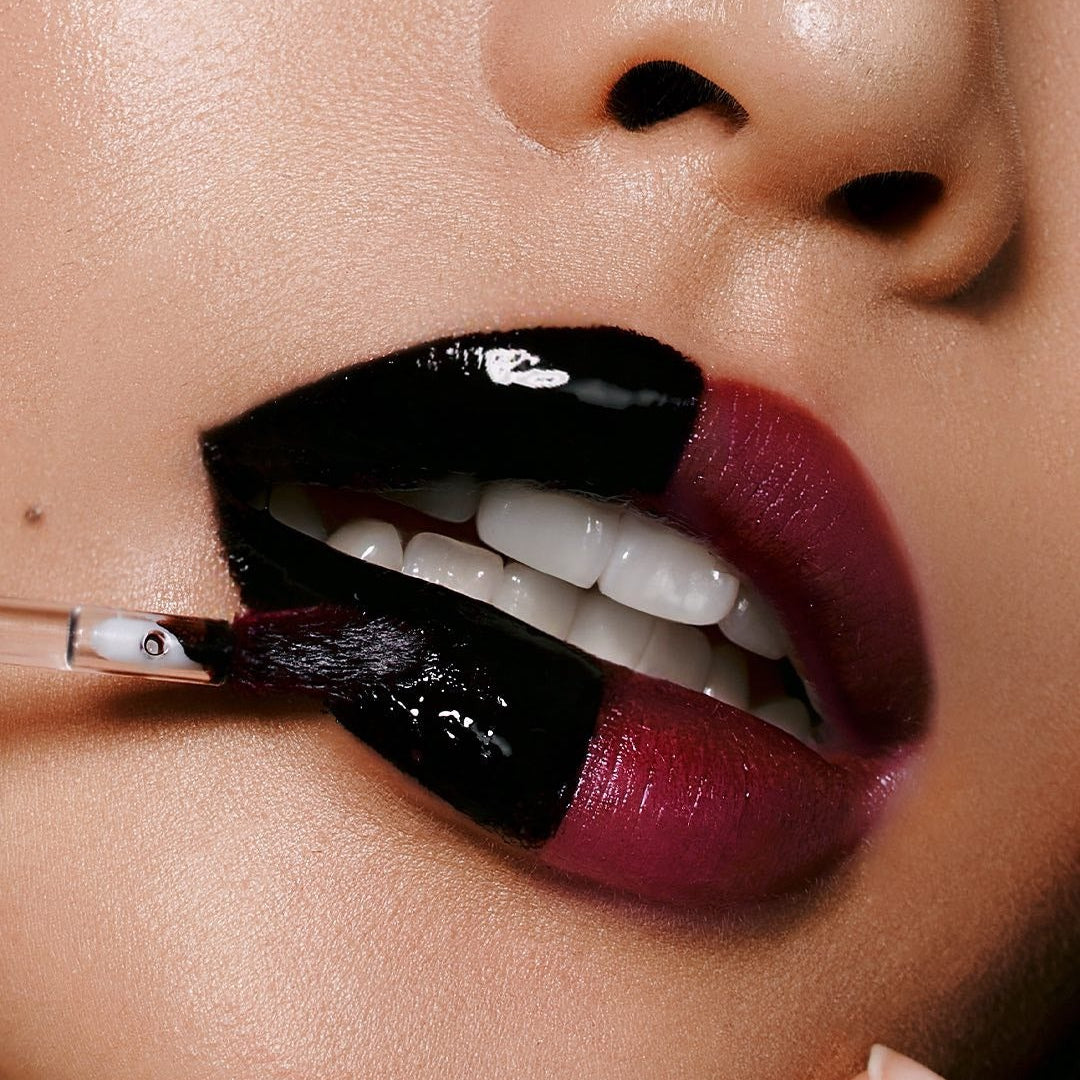 MILK TOUCH Black Peel-Off Lip Tattoo, lèvres avec effet noir peel-off sur fond maquillage, marque MILK TOUCH.