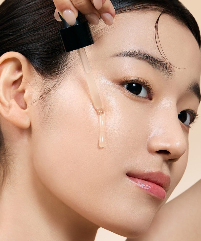 MILK TOUCH Ginseng Gold PDRN Double Boosting Serum 30ml, marque Milk Touch, peau lumineuse avec gouttes sur fond beige