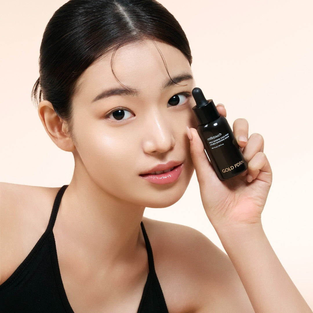 MILK TOUCH Ginseng Gold PDRN Double Boosting Serum 30ml, femme applique le sérum, flacon doré sur fond clair