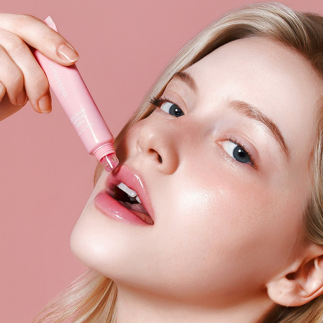 MILK TOUCH Glow Up Collagen Lip Balm 15g sur les lèvres, femme l’applique, packaging rose sur fond rose clair