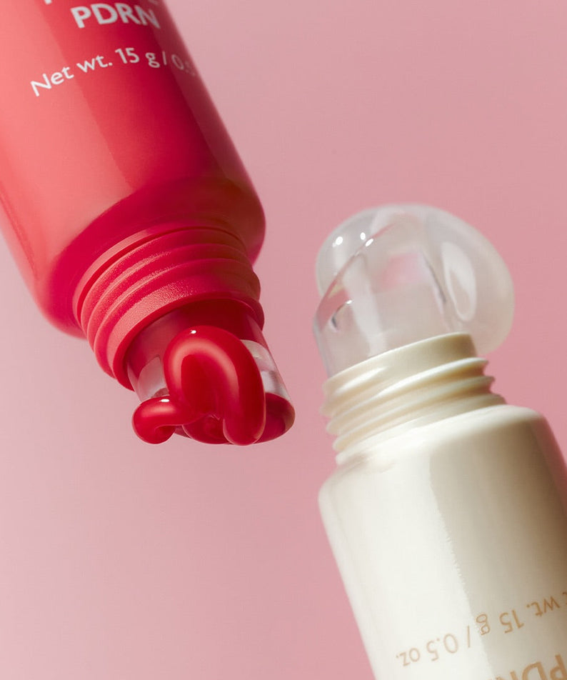 MILK TOUCH Glow Up Collagen Lip Balm 15g, tube et baume en action sur fond rose, marque MILK TOUCH, gros plan