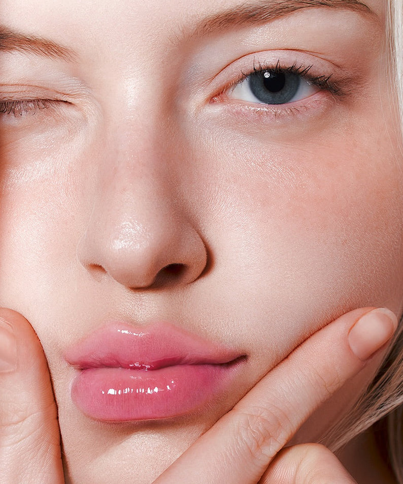 Gros plan sur lèvres hydratées, produit MILK TOUCH Glow Up Collagen Lip Balm 15g, baume à lèvres de la marque, visuel maquillage