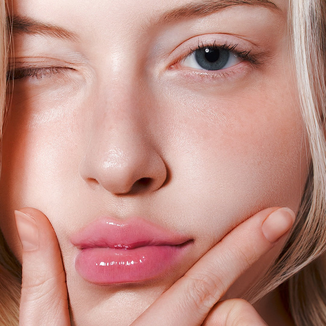 Gros plan sur lèvres hydratées, produit MILK TOUCH Glow Up Collagen Lip Balm 15g, baume à lèvres de la marque, visuel maquillage