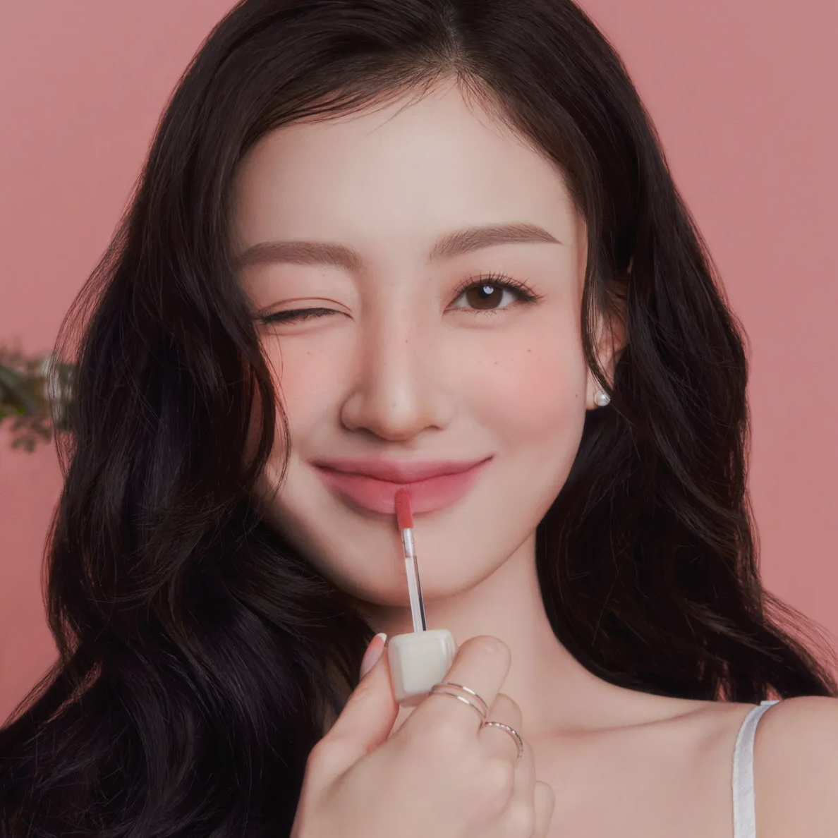 MILK TOUCH Spread Fit Blur Tint de la marque Milk Touch, maquillage effet blur sur visage en gros plan, touche rosée
