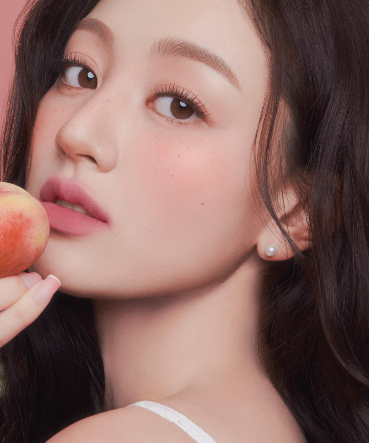 MILK TOUCH Spread Fit Blur Tint, maquillage floutant sur peau éclatante : portrait beauté tenant une pêche, style rose tendre.