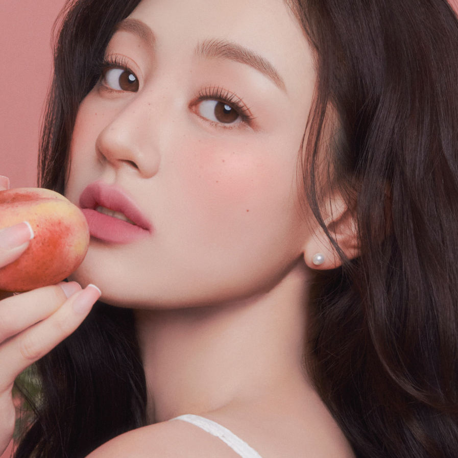 MILK TOUCH Spread Fit Blur Tint, maquillage floutant sur peau éclatante : portrait beauté tenant une pêche, style rose tendre.