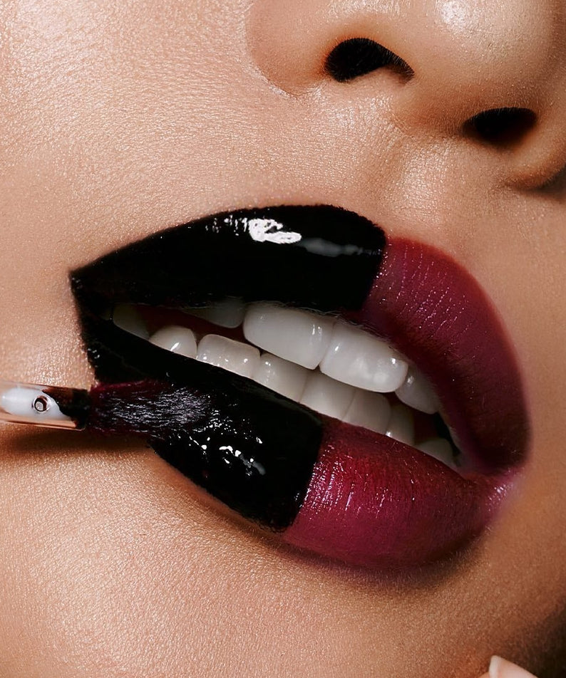 Application du MILK TOUCH Black Peel-Off Lip Tattoo sur lèvres pour un look audacieux et glamour.