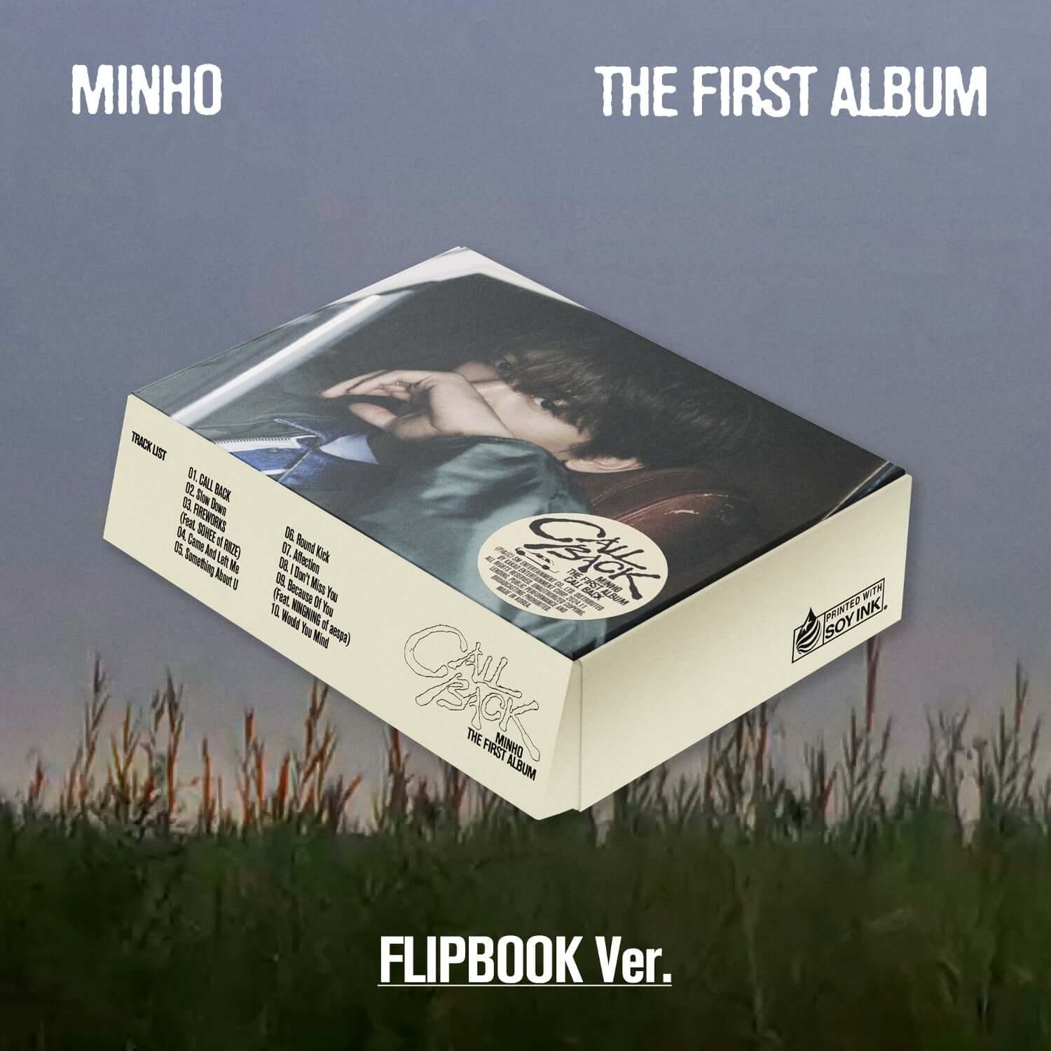 MINHO - 1st Album [CALL BACK] (Flipbook Ver.) - Album Kpop : coffret dans l’herbe, visuel extérieur, marque MINHO