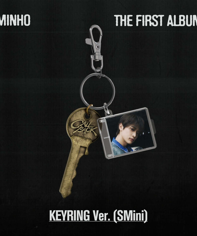 MINHO - 1st Album [CALL BACK] (Keyring Ver.(SMini))(Smart Album) - Album Kpop, porte-clés photo sur fond noir.