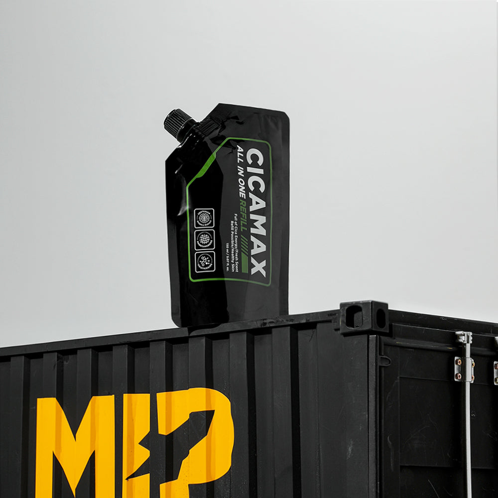 MIP Cicamax Sensitive All-in-one Lotion Refill Pack 150ml, poche de recharge noire, sur étui noir fond clair.