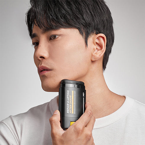 MIP Repair & Lifting Trouble Soothing Aftershave 65g : homme se rase, pot d’après-rasage sur fond clair (visage apaisé).