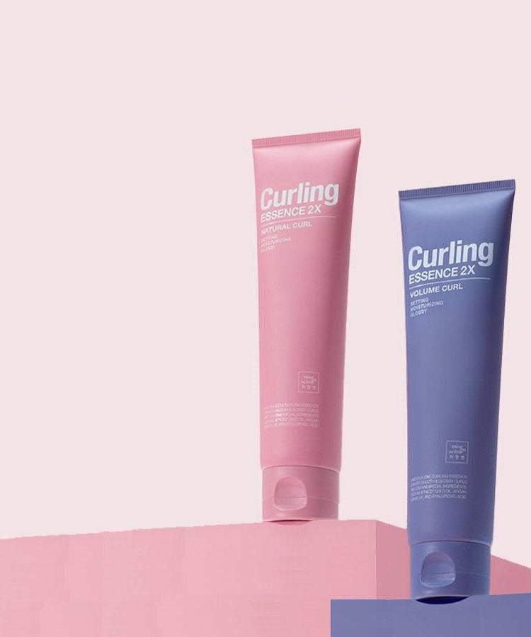MISE EN SCENE Curling Essence 2X 150ml, tubes rose et bleu sur fond pastel, mise en scène beauté.