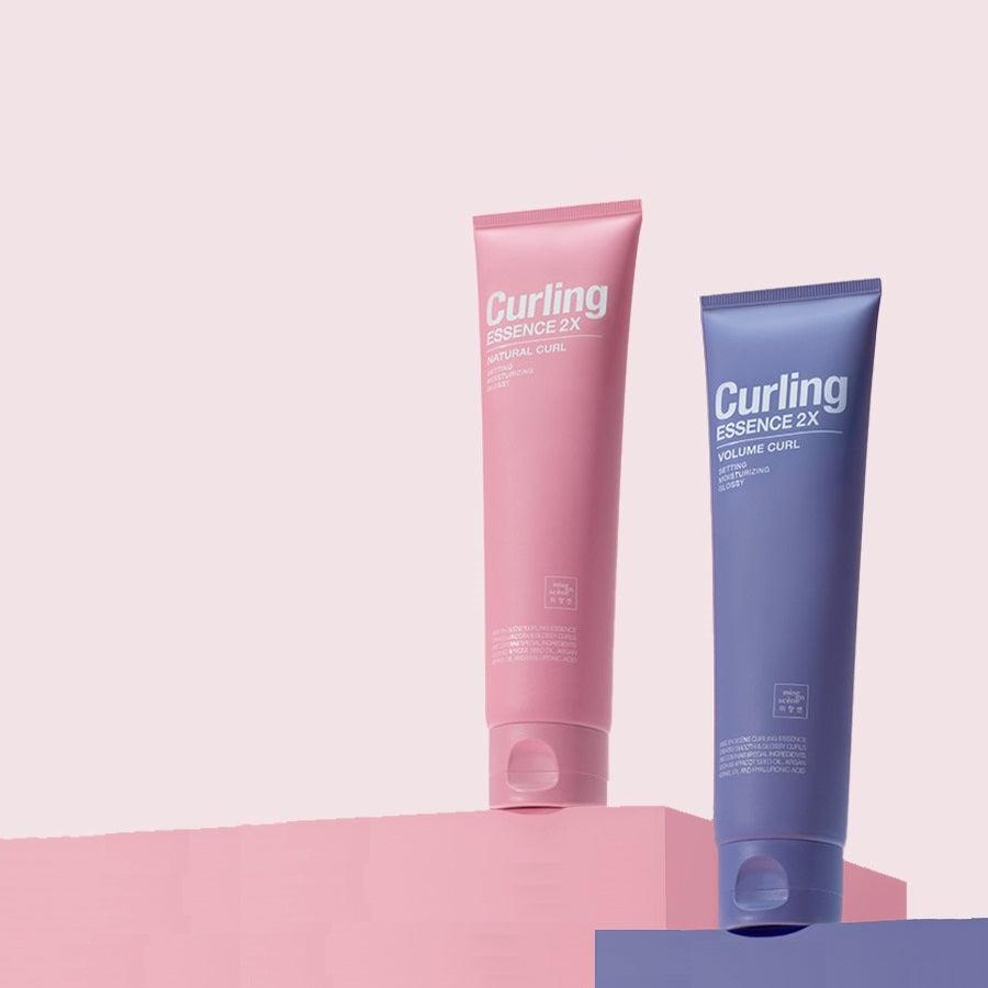 MISE EN SCENE Curling Essence 2X 150ml, tubes rose et bleu sur fond pastel, mise en scène beauté.