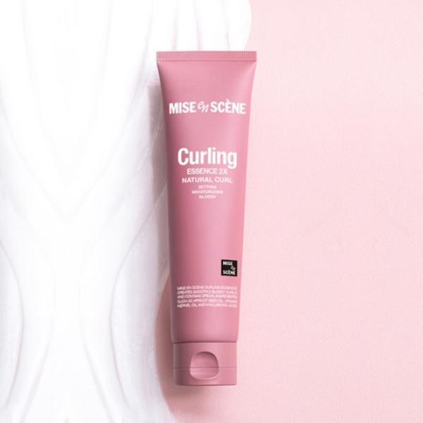 MISE EN SCENE Curling Essence 2X 150ml, tube rose sur fond clair, marque MISE EN SCENE en contexte beauté.