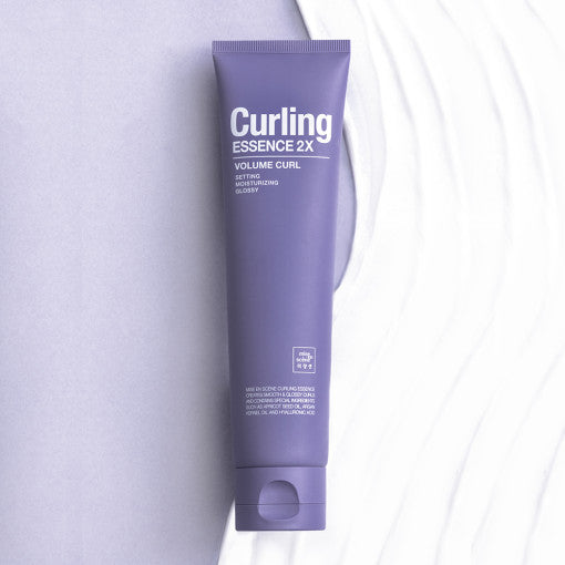 MISE EN SCENE Curling Essence 2X 150ml, flacon crème violet sur fond doux, produit coiffant en visuel produit.