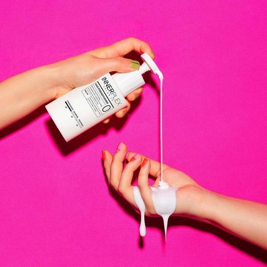 MISE EN SCENE Innerplex Hair Strengthener 145g Plan de la marque MISE EN SCENE, mains appliquant la crème sur fond rose