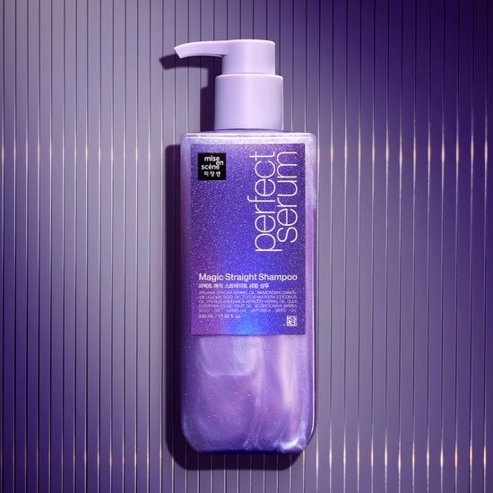 MISE EN SCENE Perfect Magic Straight Serum Shampoo 530ML, flacon violet sur fond rayé, marque MISE EN SCENE, style maquetté.