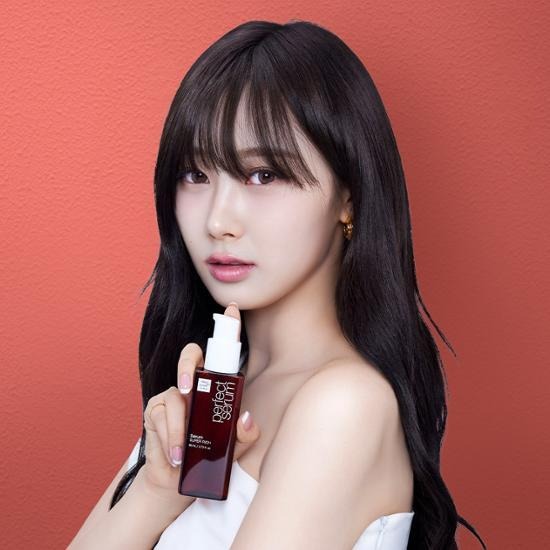 MISE EN SCENE Perfect Serum 80ML, produit sur fond orange, femme maquillée tenant le flacon de la marque MISE EN SCENE.