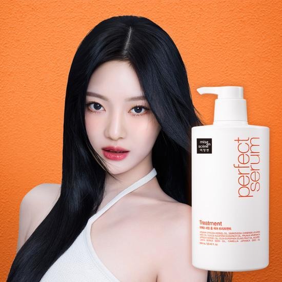 Décris l'image en français : MISE EN SCENE Perfect Serum Home Care Treatment 900ml, flacon près d'une femme, fond orange.