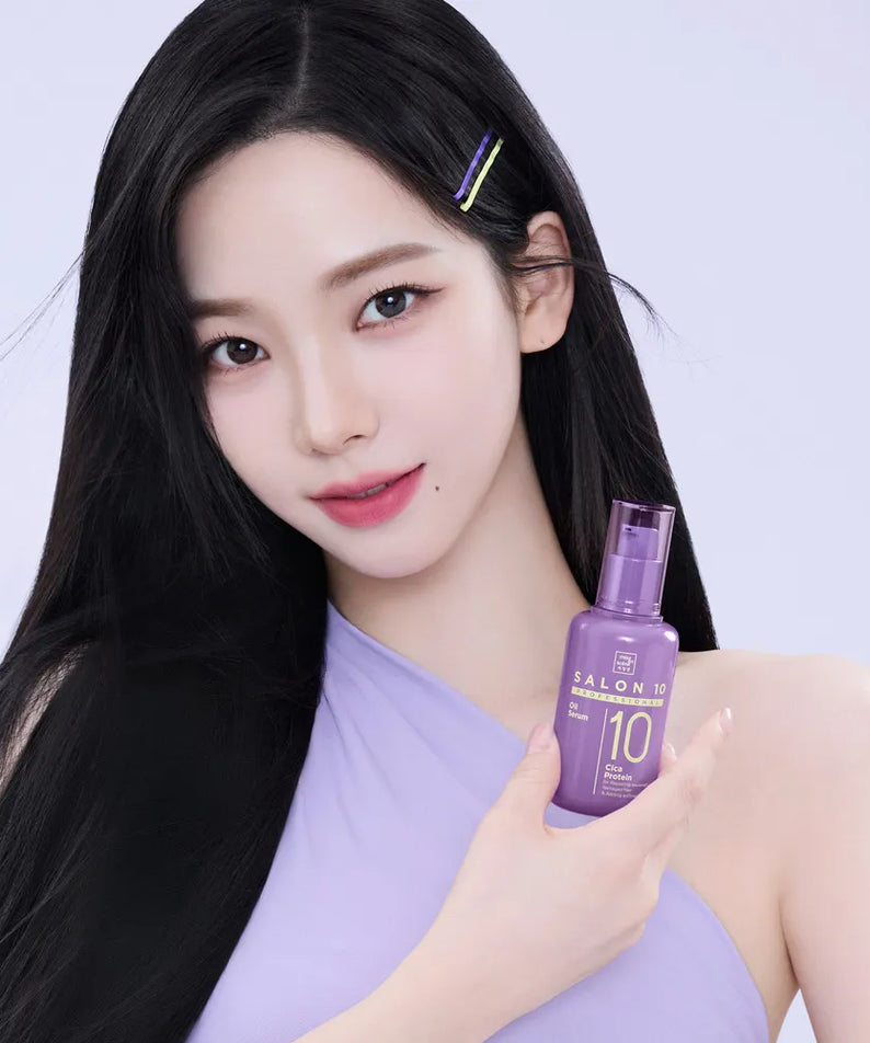 MISE EN SCENE Salon 10 Professional Cica Ceramide Oil Serum 60ml : femme asiatique tient le sérum, fond clair, contexte beauté.