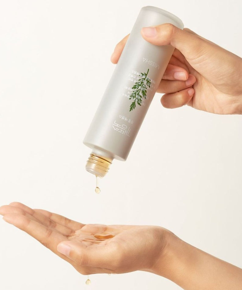 Application de MISSHA Artemisia Soothing Essence 150ml sur la paume pour apaiser et hydrater la peau.