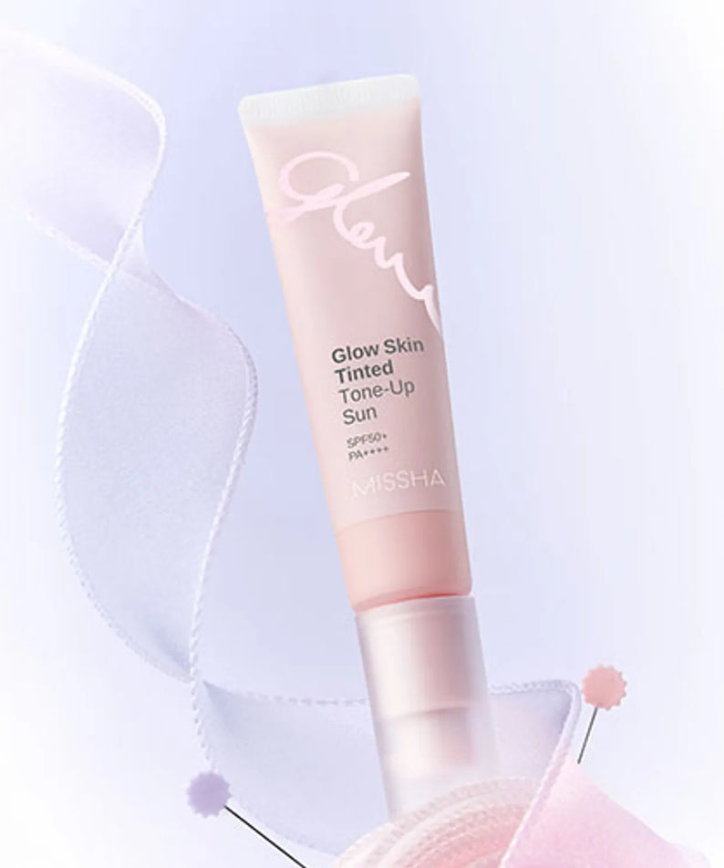 MISSHA  Glow Skin Tinted Tone-Up Sun 30ml, tube rose sur fond clair, avec accessoires maquillage, vue produit