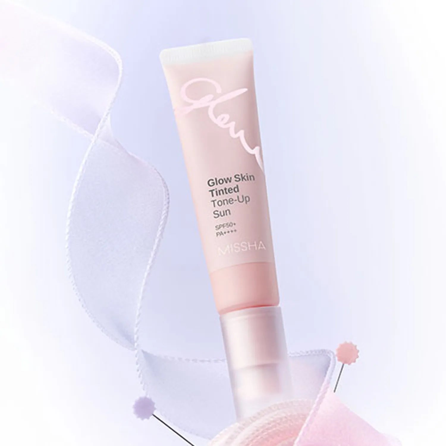 MISSHA  Glow Skin Tinted Tone-Up Sun 30ml, tube rose sur fond clair, avec accessoires maquillage, vue produit