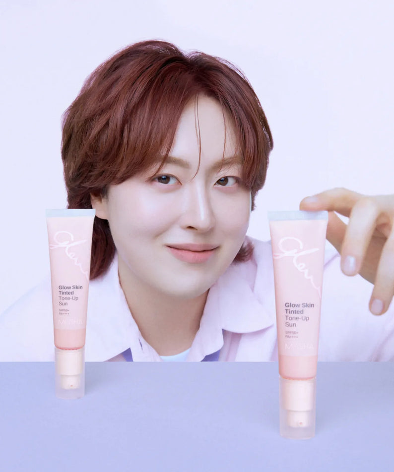 MISSHA  Glow Skin Tinted Tone-Up Sun 30ml sur fond clair, tubes cosmétiques et visage souriant, beauté visage de la marque