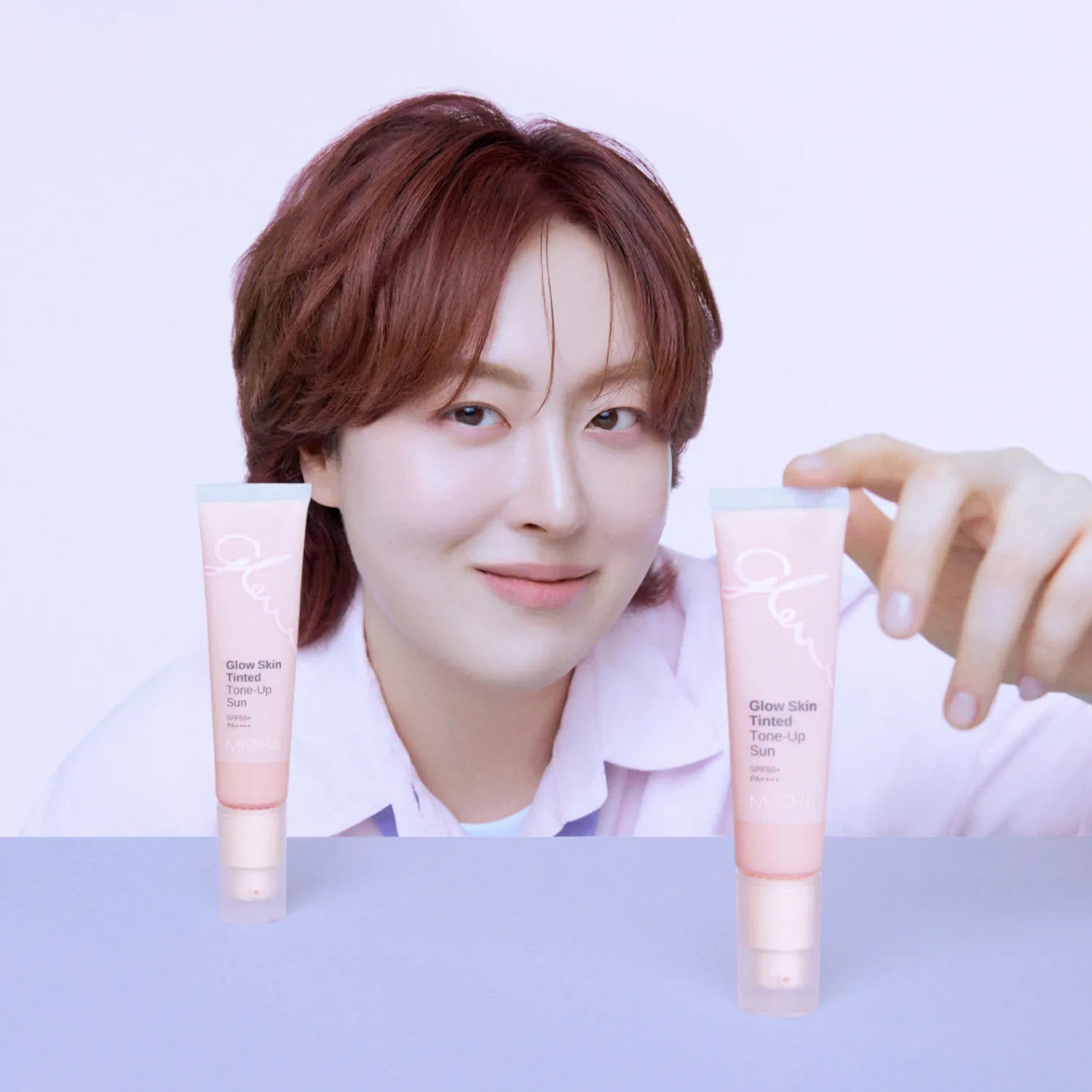 MISSHA  Glow Skin Tinted Tone-Up Sun 30ml sur fond clair, tubes cosmétiques et visage souriant, beauté visage de la marque