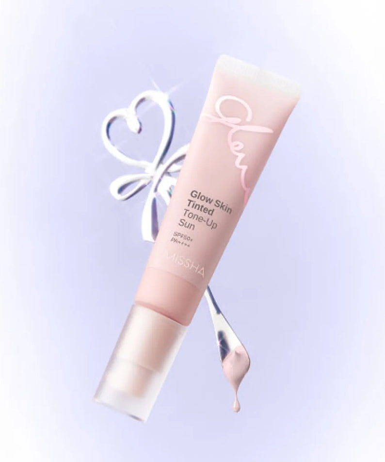 MISSHA  Glow Skin Tinted Tone-Up Sun 30ml, tube sur fond bleu clair, produit de soin visage de la marque MISSHA.