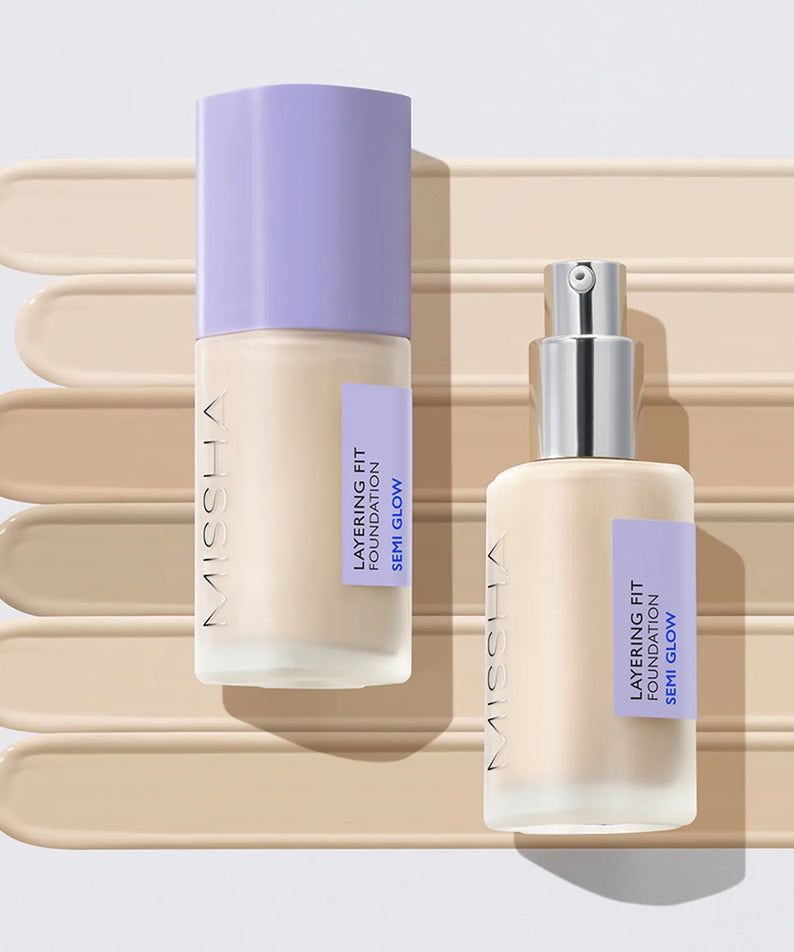 MISSHA  Layering Fit Foundation Semi Glow 35ml, flacon et texture sur fond beige, présentation produit par MISSHA.