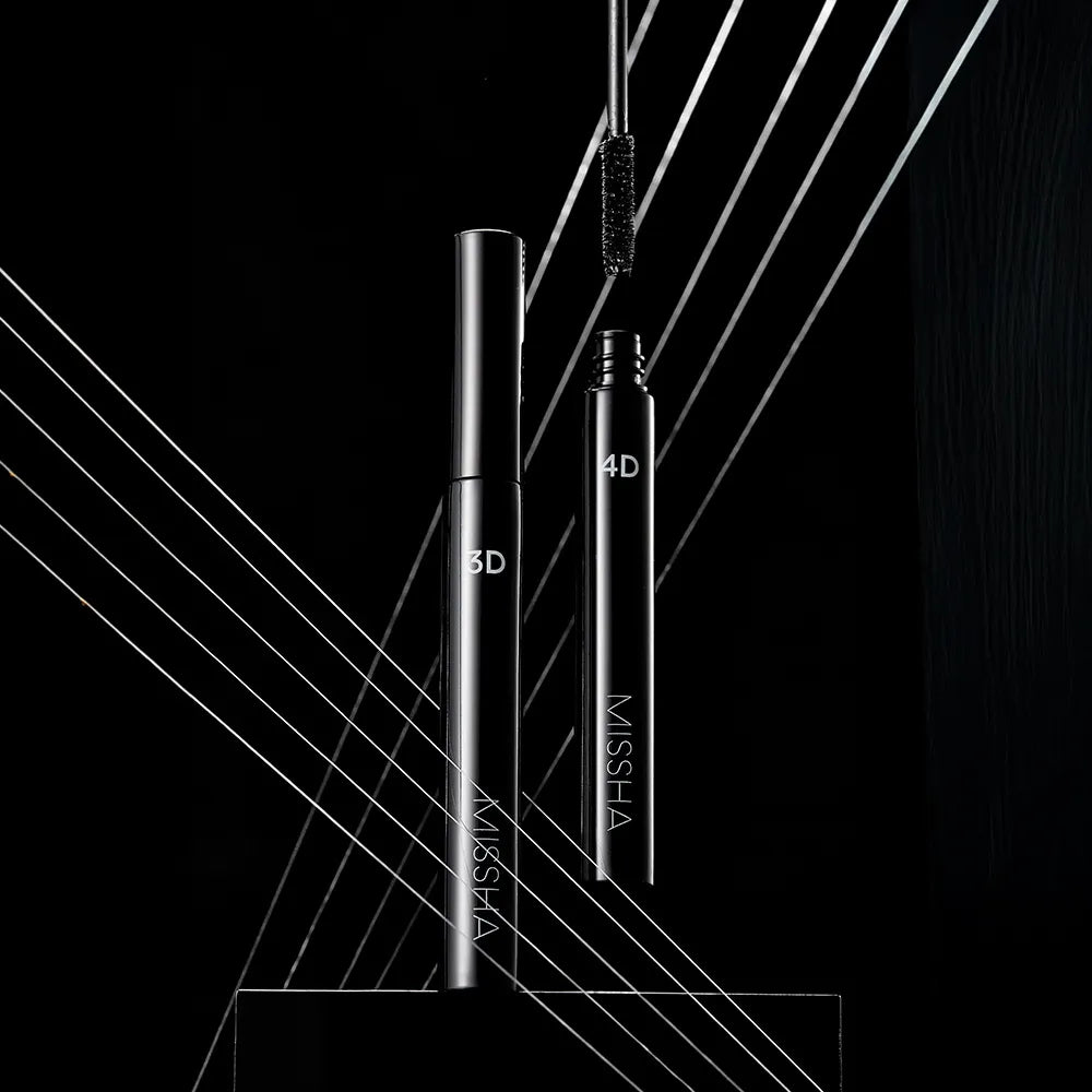 MISSHA  Mascara 7g (3D/4D) — flacons noir et argent sur fond sombre avec lignes lumineuses, décor promo.