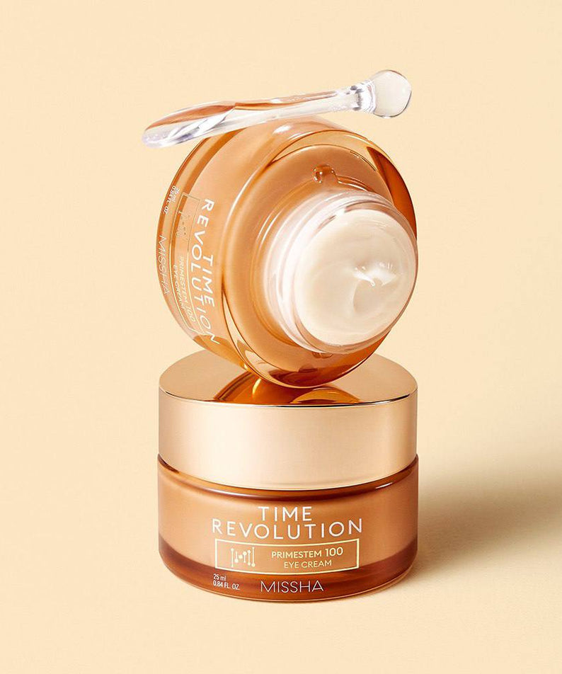 MISSHA Time Revolution Primestem100 Eye Cream 25ml, crème pour les yeux anti-âge, pot ouvert, fond beige, vue de côté.