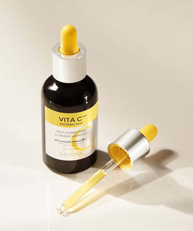 MISSHA  Vita C Plus Blemish C Elasticity Ampoule 40ml, flacon gouttes jaune sur fond crème, ampoule anti-imperfections.