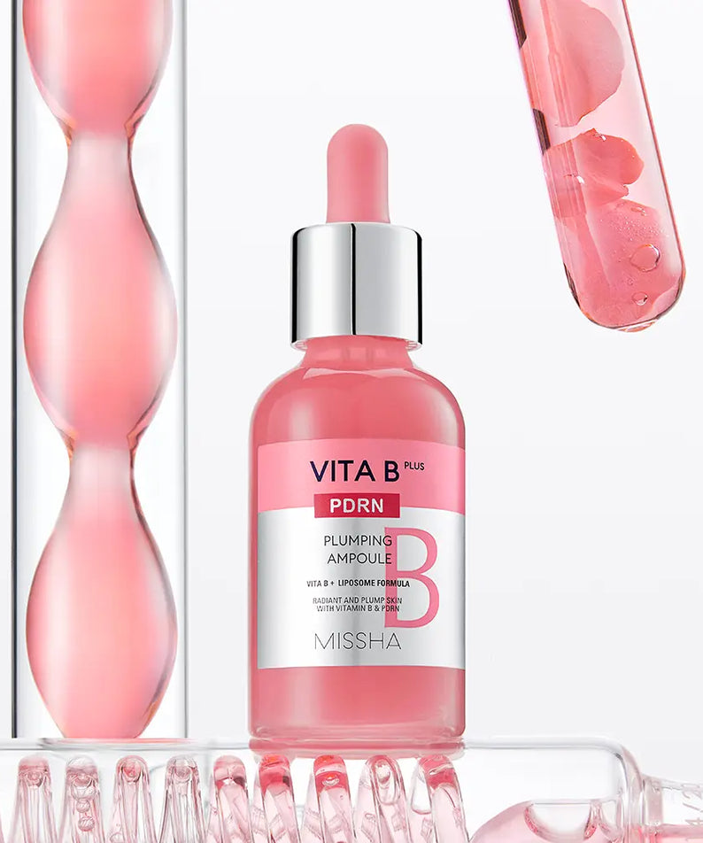 MISSHA  Vitabee Plus PDRN Plumping Ampoule 30ml, flacon rose MISSHA sur fond blanc, gouttes et gelée visuelle
