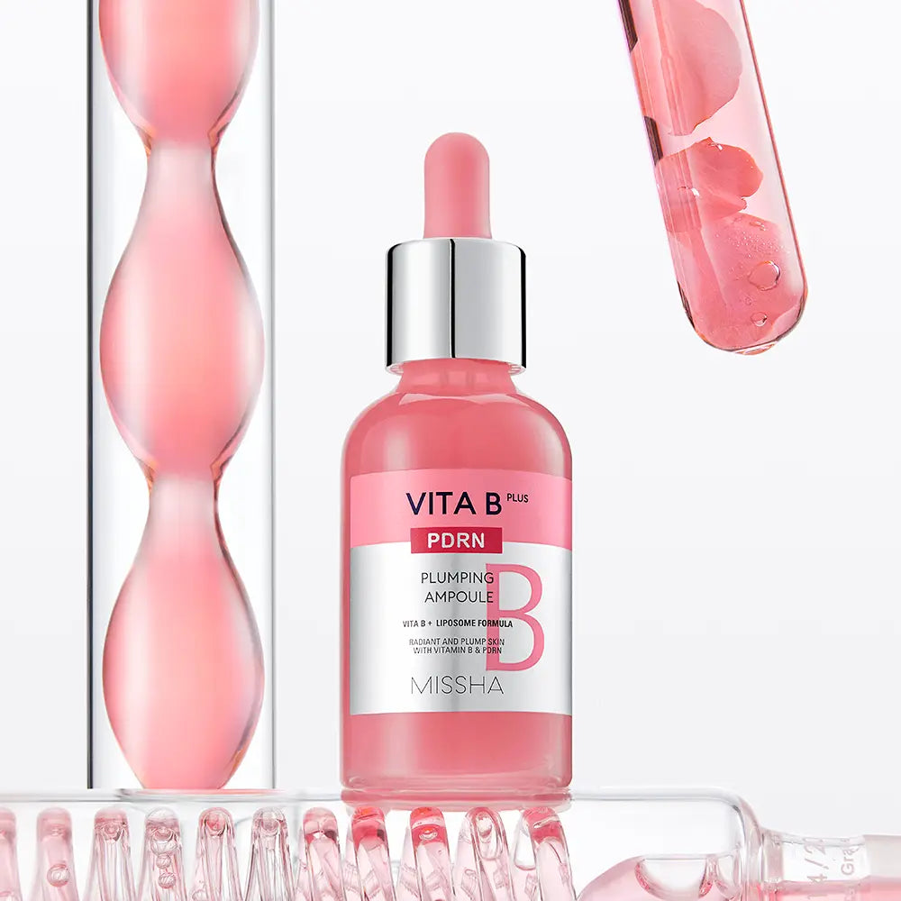 MISSHA  Vitabee Plus PDRN Plumping Ampoule 30ml, flacon rose MISSHA sur fond blanc, gouttes et gelée visuelle