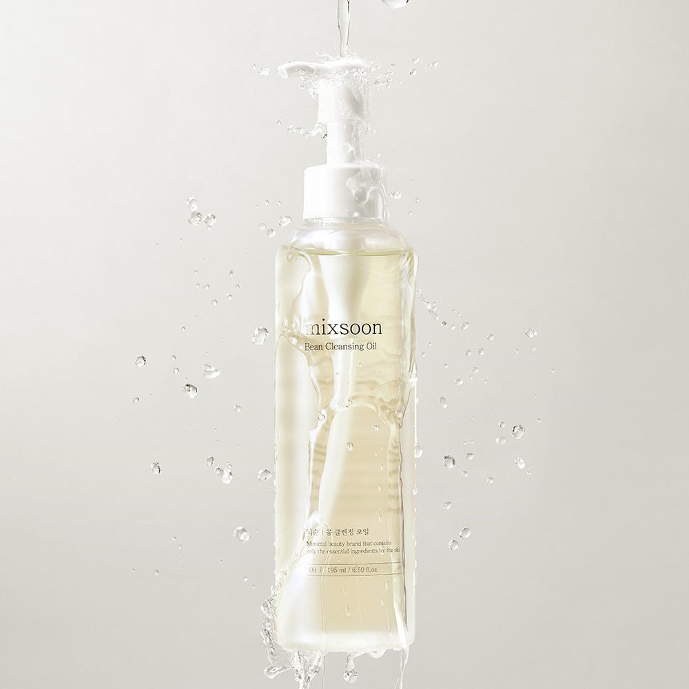 MIXSOON Bean Cleansing Oil 195ml, flacon blanc avec éclaboussures d’eau sur fond clair, en contexte cosmétique.