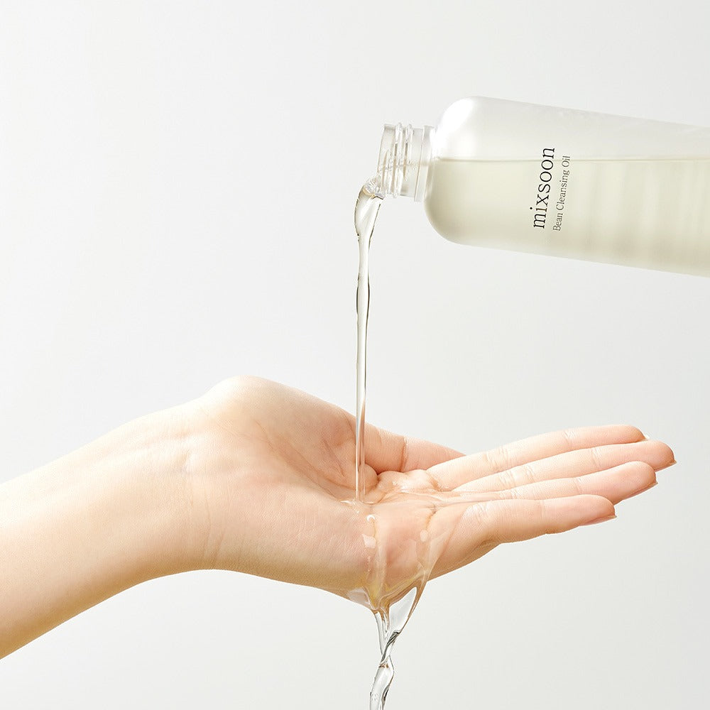 MIXSOON Bean Cleansing Oil 195ml : flacon blanc versant une huile sur les mains, fond clair, marque MIXSOON.