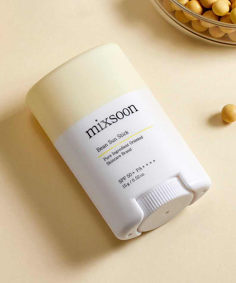 MIXSOON Bean Sun Stick avec protection SPF présenté sur une table avec des haricots, idéal pour une protection solaire quotidienne.