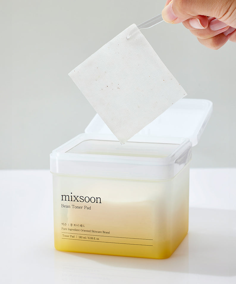 MIXSOON Bean Toner Pad montrant un tampon tonifiant blanc dans une boîte ouverte, idéal pour le soin du visage.