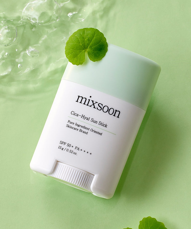 MIXSOON Cica Hyal Sun Stick sur fond vert clair avec feuille de centella asiatica, protection solaire et hydratation.