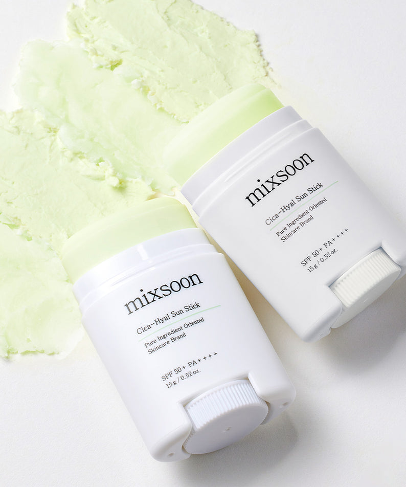 Deux sticks solaires MIXSOON Cica Hyal Sun Stick posés sur fond blanc avec produit vert clair visible, protection SPF 50+ PA++++.