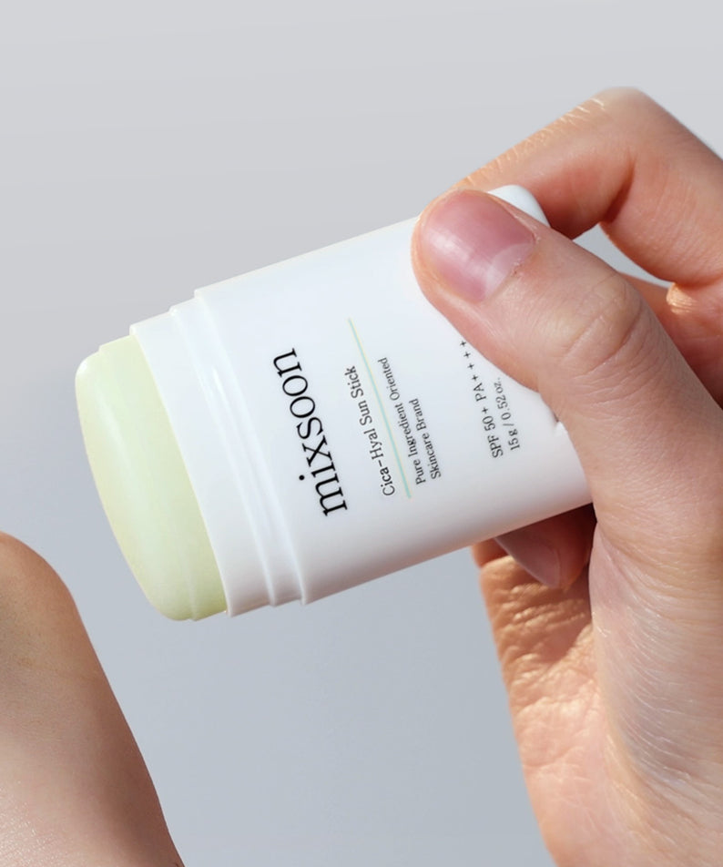 MIXSOON Cica Hyal Sun Stick appliqué sur la peau, protection solaire et hydratation en un seul geste, dans un format pratique de stick.