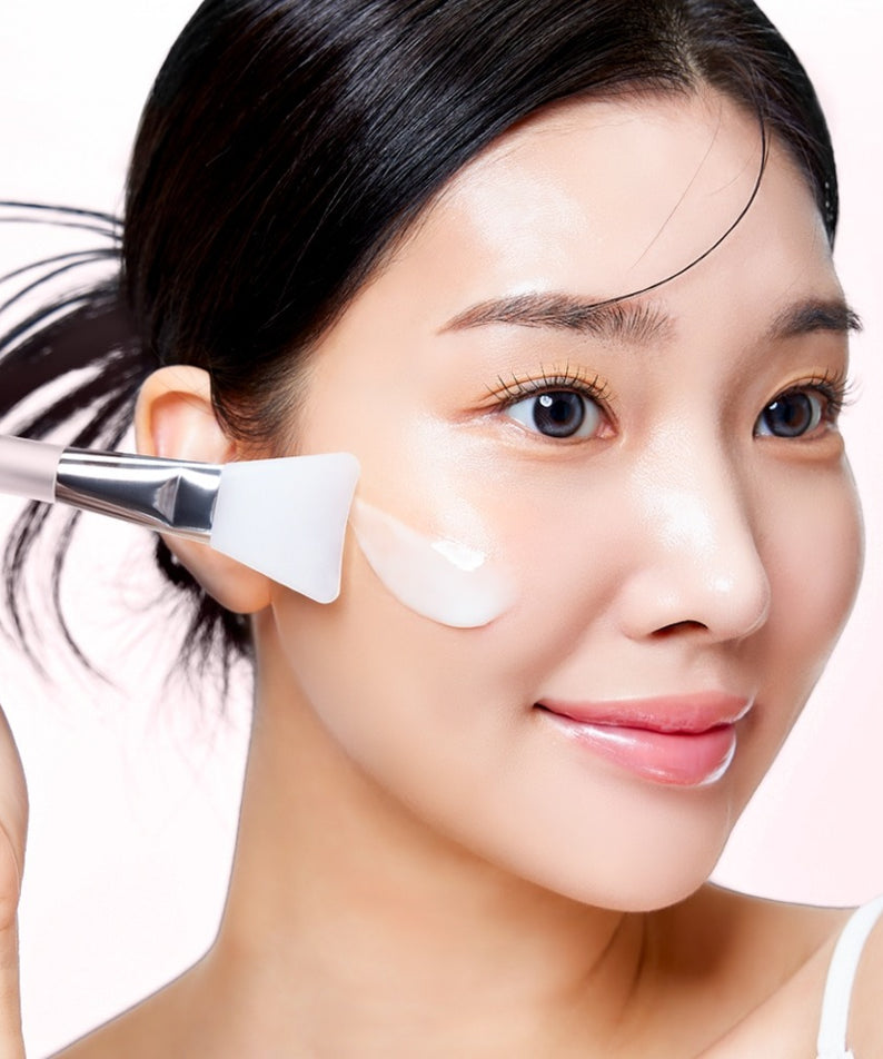 MIXSOON Collagen Glass Skin Mask 80ml : visage féminin avec masque en gel, application à la spatule, fond clair